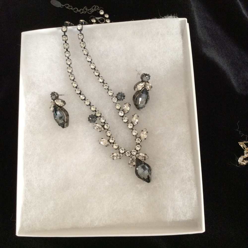 Gorgeous Rhinestone Necklace set.